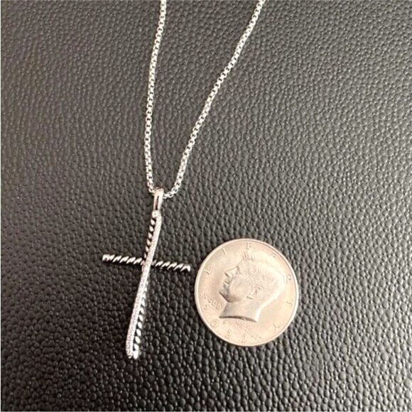 🍏🍏David Yurman Twisted Silver Cross Necklace - Picture 4 of 6